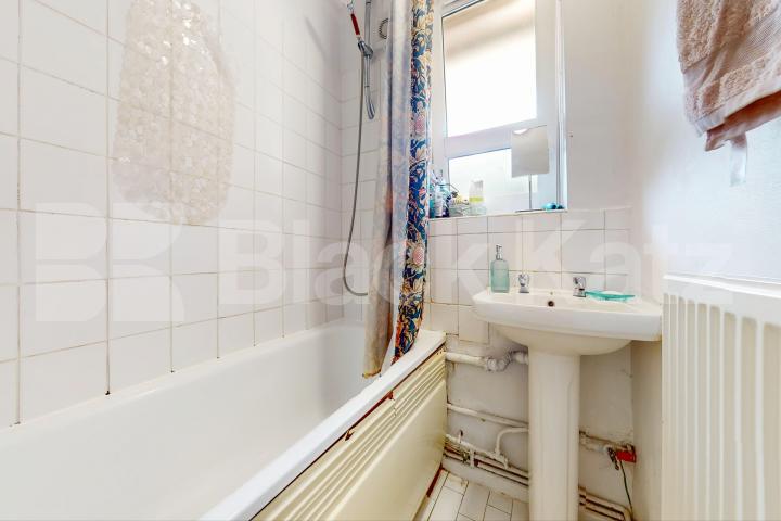 1230 Sq.ft. Four bedroomed apartment moments from Vauxhall Station.  Glasshouse Walk, Vauxhall SE11